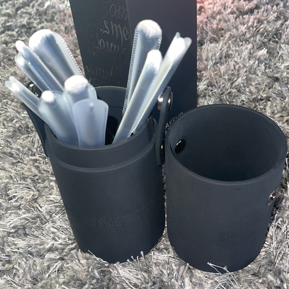 Melt Cosmetics - Picture 3 of 4